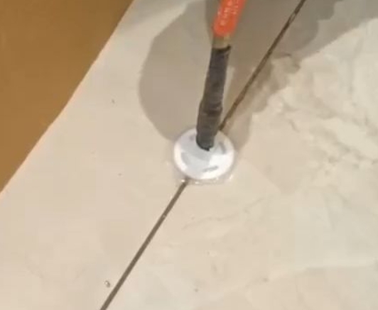 武穴瓷砖空鼓维修公司专业解答瓷砖在铺贴过程中，如果没有涂抹均匀到位的粘结材料（如水泥砂浆或瓷砖胶），可能会导致以下问题
